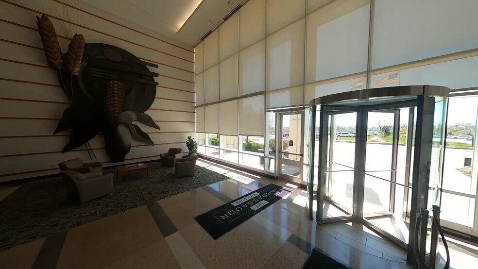 12200 N Ambassador Dr, Kansas City, MO à louer - Vidéo sur l’inscription commerciale - Image 3 de 31