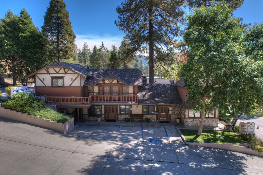 24028 Lake Dr, Crestline, CA à vendre - Photo du bâtiment - Image 3 de 27