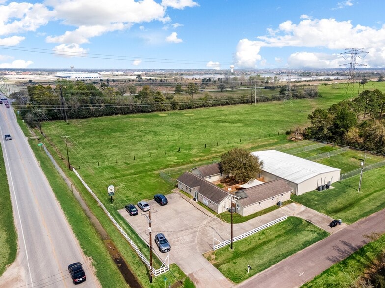 1115 Dickinson Ave, Dickinson, TX for sale - Primary Photo - Image 1 of 15