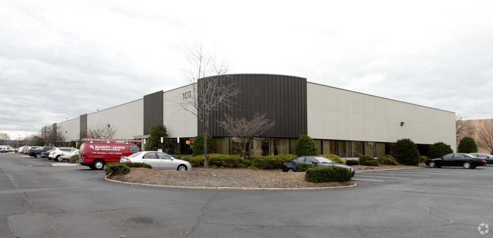107 Corporate Blvd, South Plainfield, NJ for lease - Building Photo - Image 1 of 2