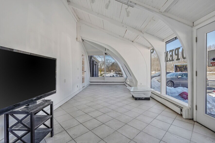 4515 Nesconset Hwy, Port Jefferson Station, NY à vendre - Photo du bâtiment - Image 3 de 21