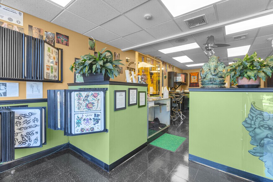 1145-1147 New Britain Ave, West Hartford, CT à vendre - Photo du bâtiment - Image 3 de 10