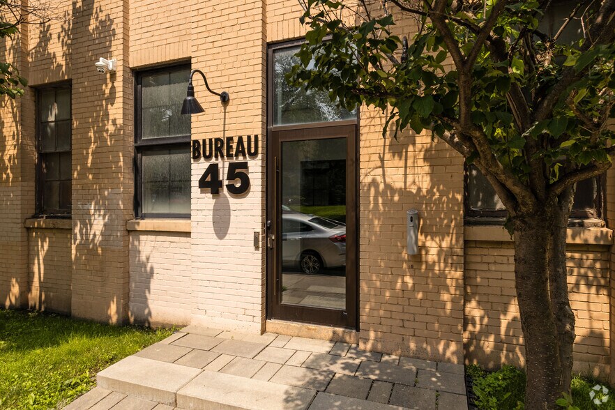 45 Ch Bates, Outremont, QC for lease - Building Photo - Image 2 of 12