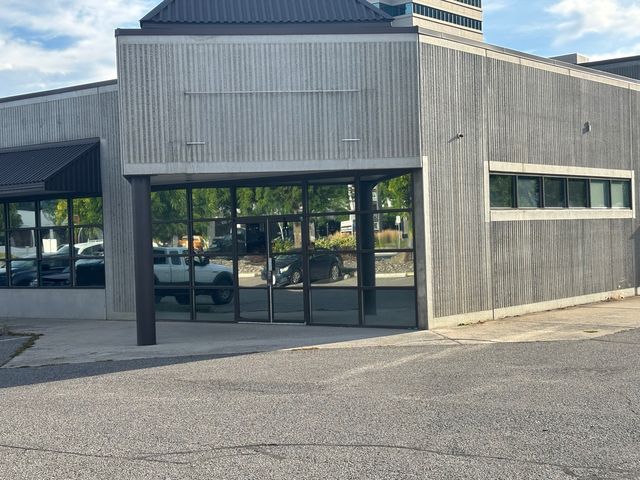 1850 Kirschner Rd, Kelowna, BC à vendre Photo du bâtiment- Image 1 de 1