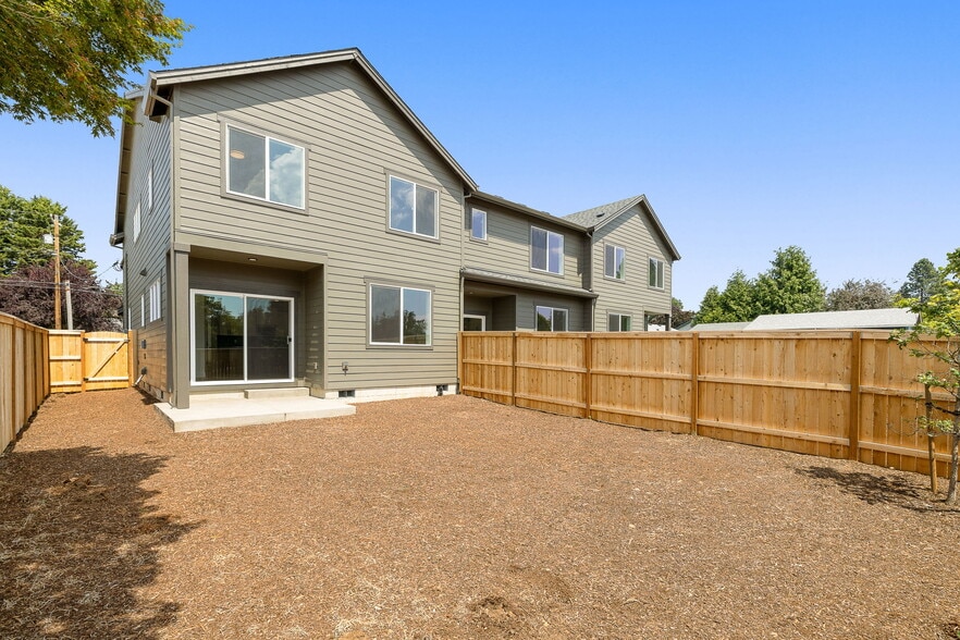 136 Randall St, Oregon City, OR for sale - Primary Photo - Image 1 of 54