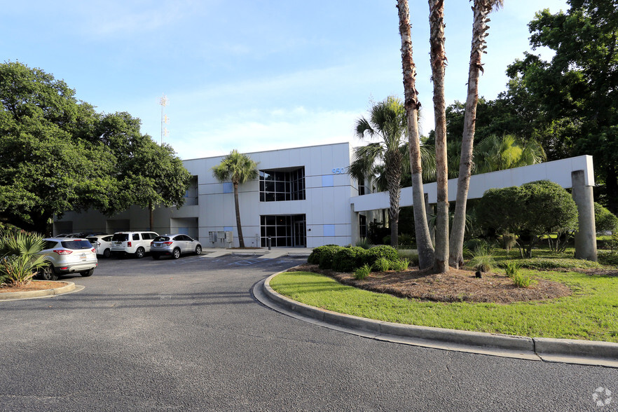 950 Houston Northcutt Blvd, Mount Pleasant, SC for lease - Building Photo - Image 1 of 2