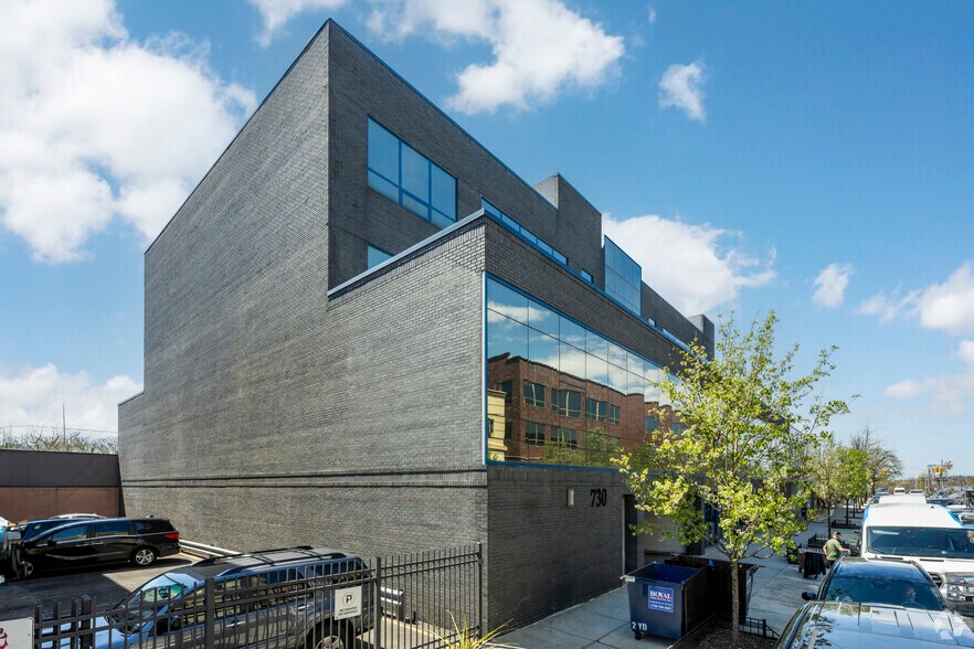 730 64th St, Brooklyn, NY à louer - Photo du bâtiment - Image 2 de 20