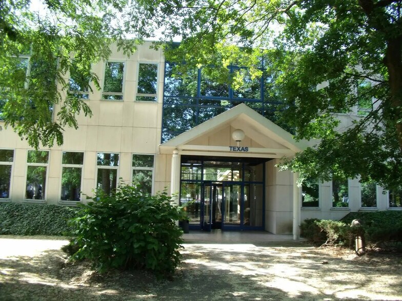 Office in Éragny for lease - Building Photo - Image 1 of 9