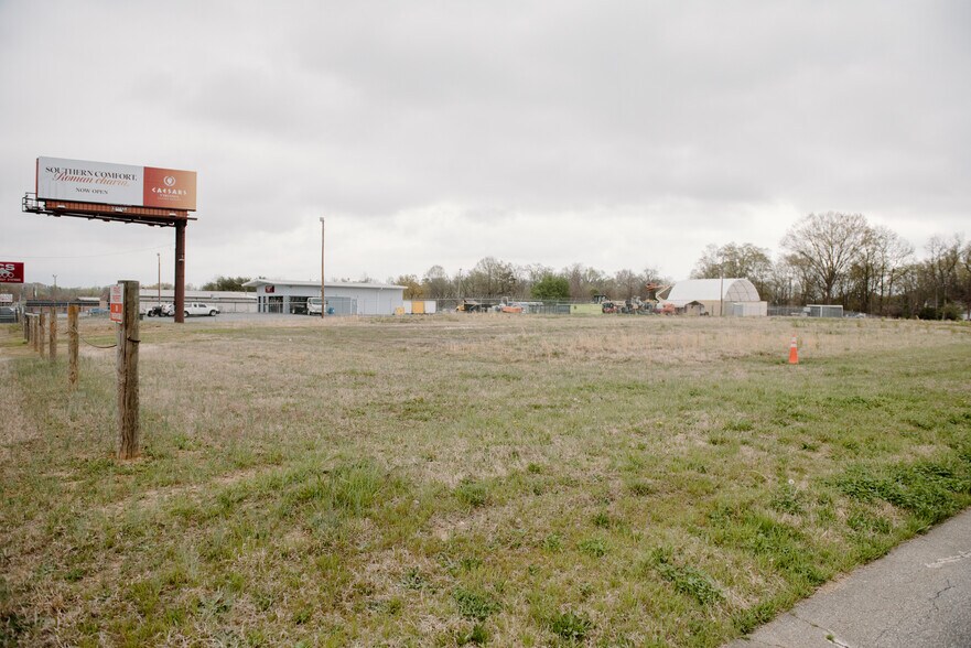 3208 N Ohenry Blvd, Greensboro, NC à vendre - Photo du bâtiment - Image 2 de 20