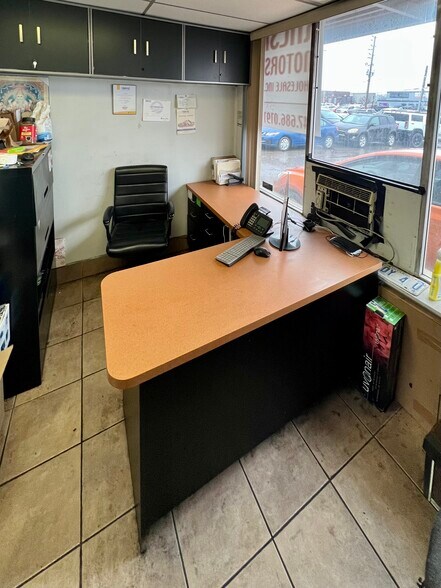 7 Hansen Rd, Brampton, ON à vendre - Photo du bâtiment - Image 3 de 12