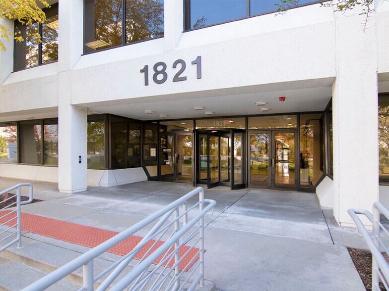 1821 Walden Office Sq, Schaumburg, IL à louer - Photo du bâtiment - Image 3 de 11