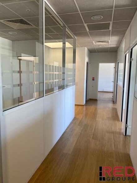 Office in Aubagne for lease - Interior Photo - Image 1 of 5