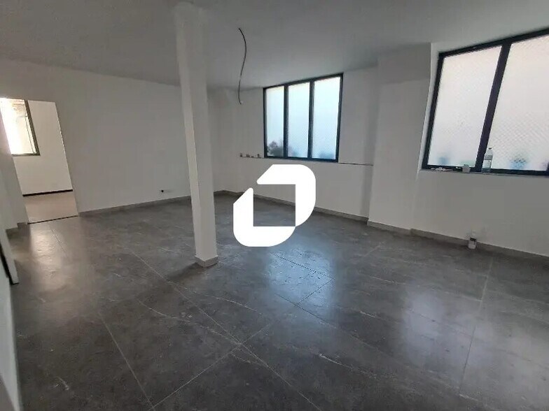 Office in Arcueil for lease - Interior Photo - Image 3 of 9