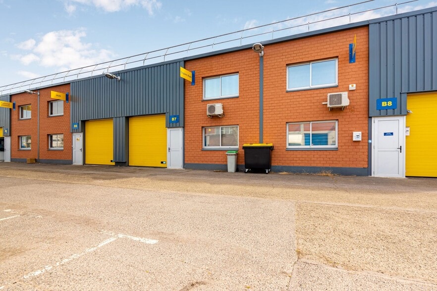 Flex in Saint-Ouen-l'Aumône for lease - Primary Photo - Image 1 of 5