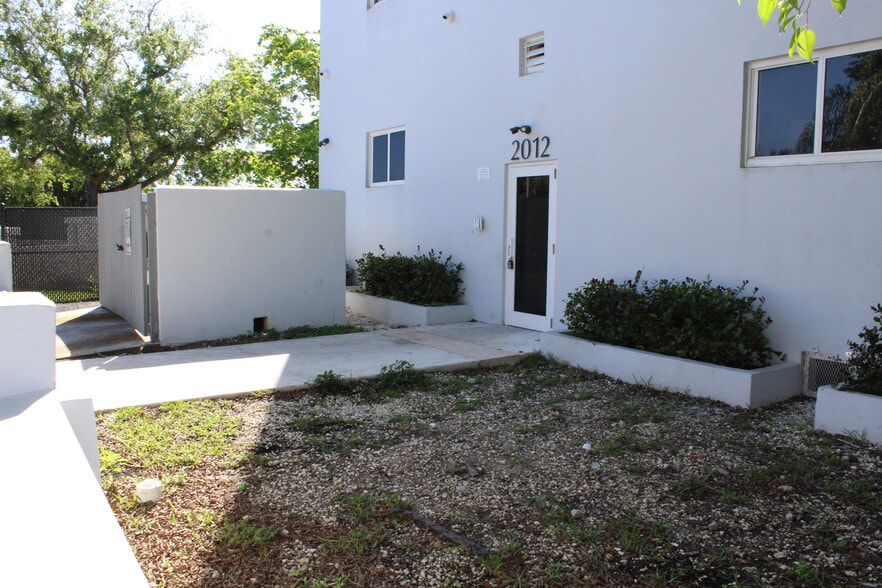 2012 SW 24th St, Miami, FL à vendre - Photo du bâtiment - Image 2 de 6