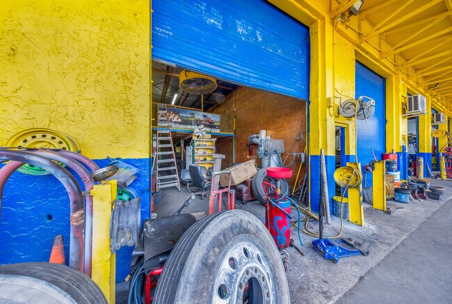 Plus de détails pour 9630 NW South River Dr, Medley, FL - Industriel à louer