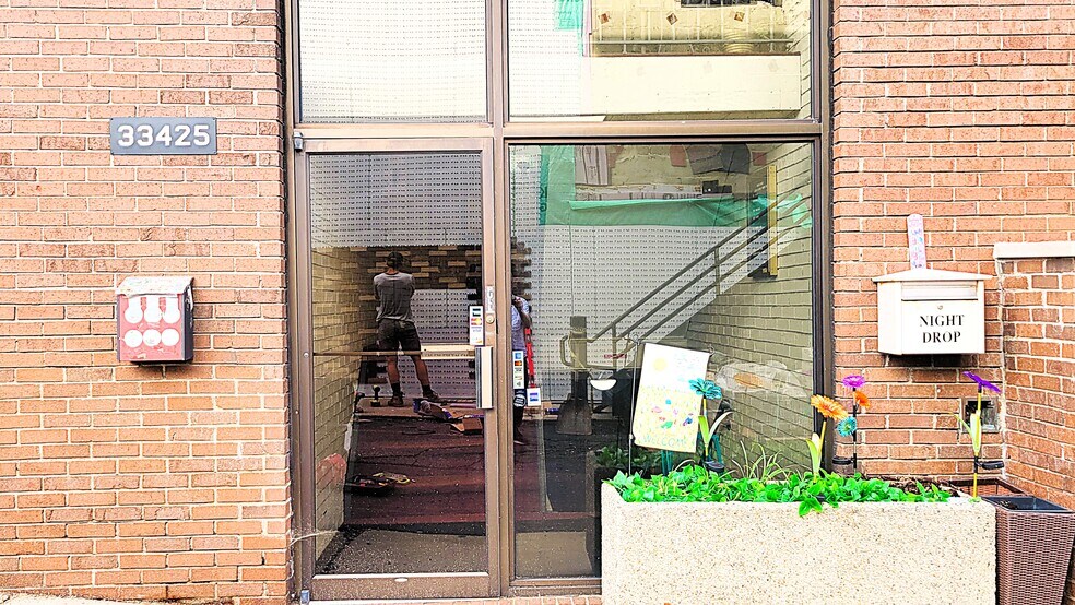 33409-33425 Grand River Ave, Farmington, MI à vendre - Photo du bâtiment - Image 3 de 7