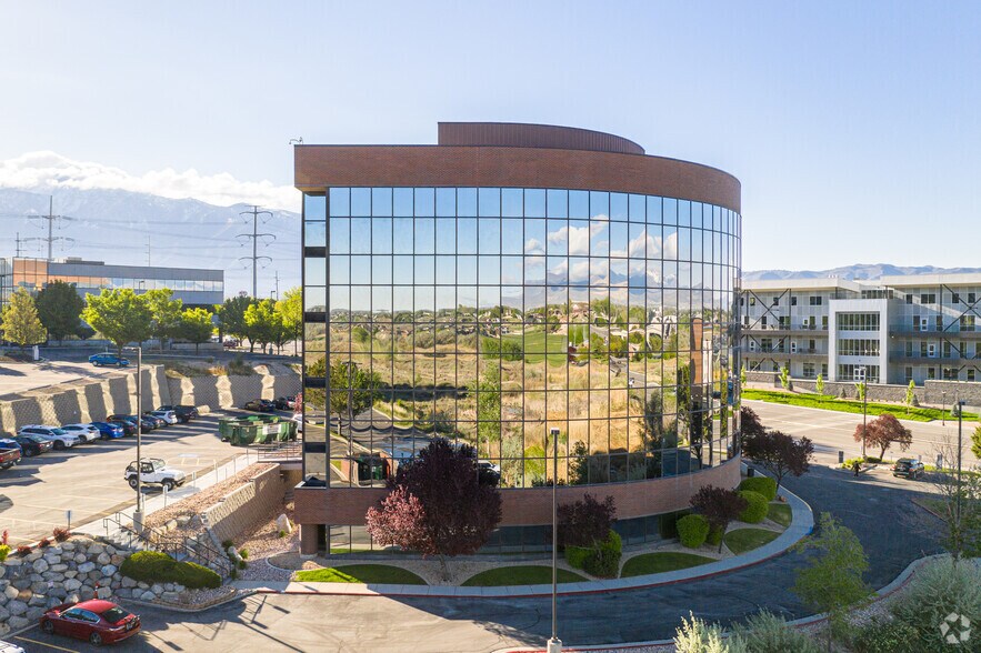 406 W South Jordan Pky, South Jordan, UT à louer - Photo du bâtiment - Image 3 de 5