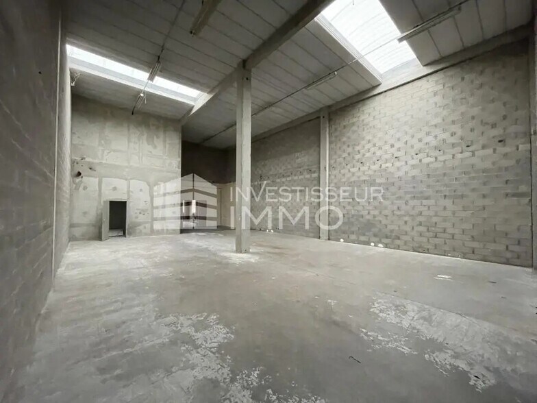 Flex in Émerainville for lease - Interior Photo - Image 2 of 7