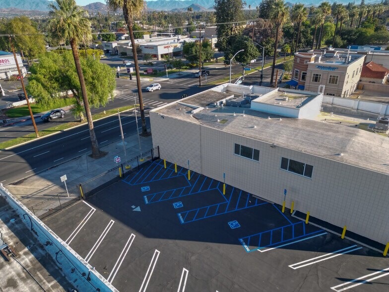 9204 Magnolia Ave, Riverside, CA à louer - Photo du bâtiment - Image 3 de 7