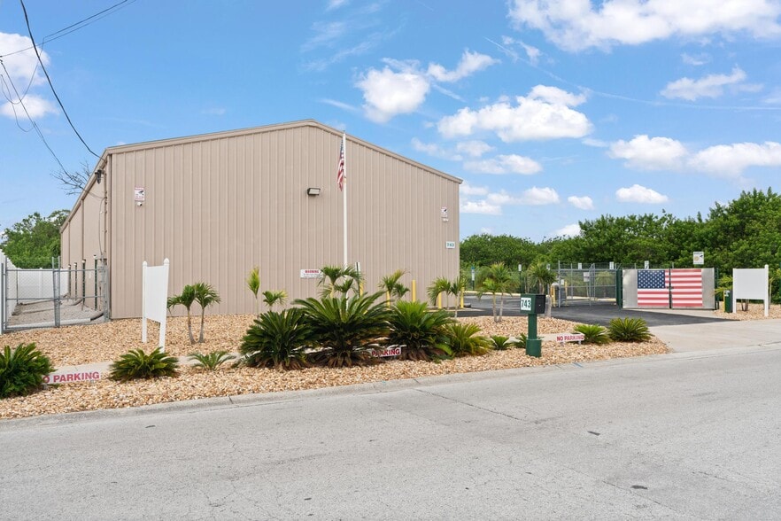 743 Wesley Ave, Tarpon Springs, FL for lease - Building Photo - Image 3 of 32
