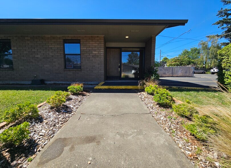 907 W Main St, Medford, OR à vendre - Photo du bâtiment - Image 2 de 23