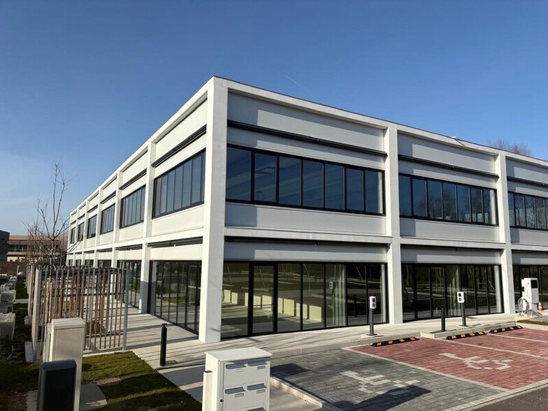 Retail in Collégien for lease - Building Photo - Image 1 of 5