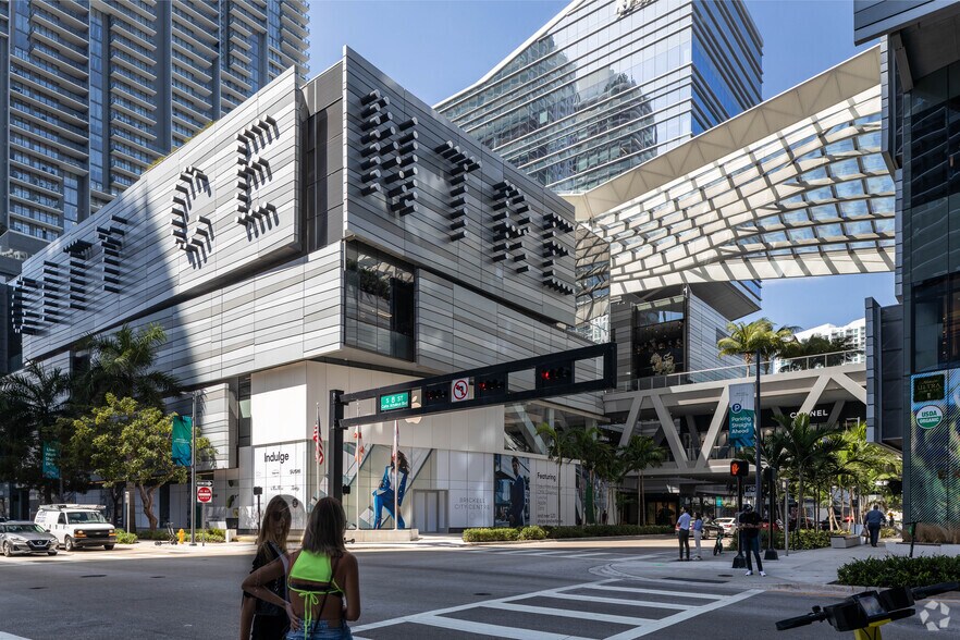 98 SE 7th St, Miami, FL à louer - Photo du bâtiment - Image 3 de 4