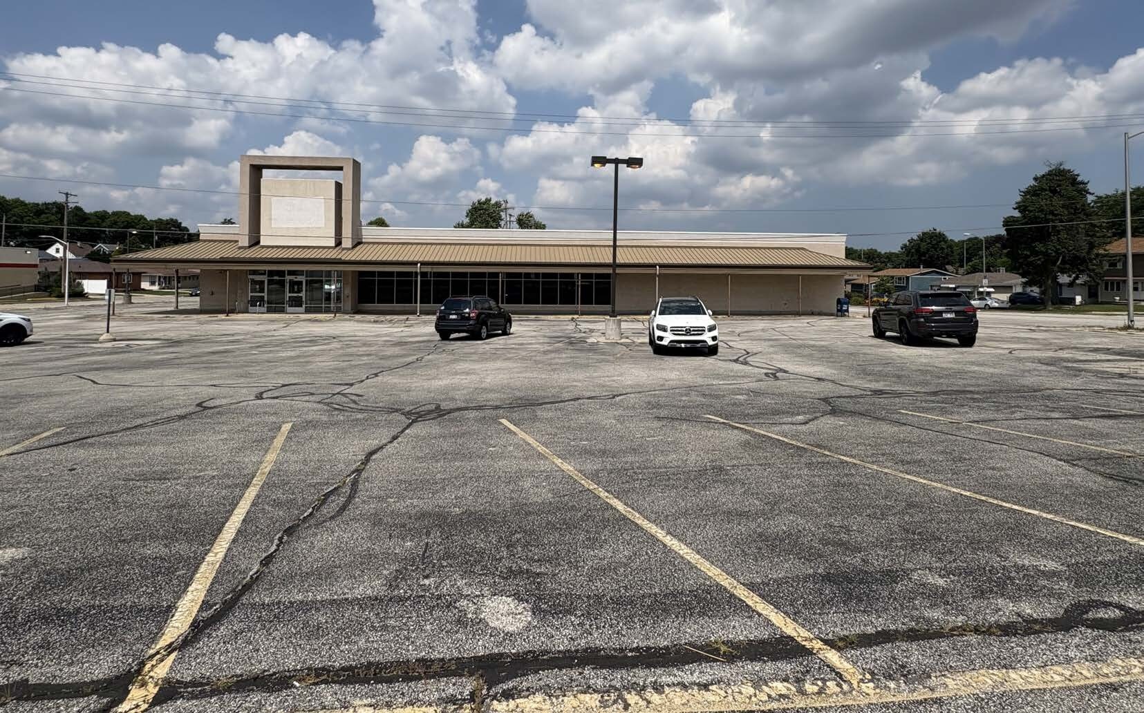 9220 W Greenfield Ave, Milwaukee, WI à louer Photo du bâtiment- Image 1 de 6