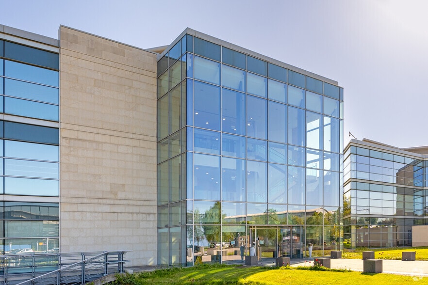 2 Millshaw Park Ln, Leeds for lease - Primary Photo - Image 1 of 8