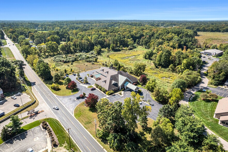 3770 Capital Ave SW, Battle Creek, MI à vendre - Photo du bâtiment - Image 2 de 73