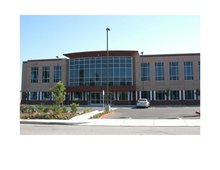 23501 Cinema Dr, Valencia, CA à louer - Photo du bâtiment - Image 1 de 1