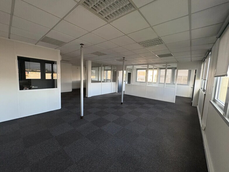 Office in Gradignan for lease - Building Photo - Image 3 of 5