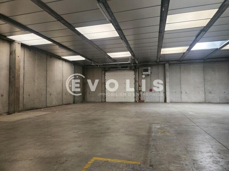 Industrial in Chaponnay for lease - Building Photo - Image 3 of 14
