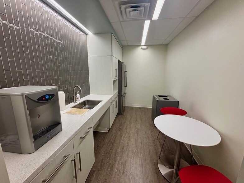 841 E Hunting Park Ave, Philadelphia, PA for lease - Building Photo - Image 2 of 15