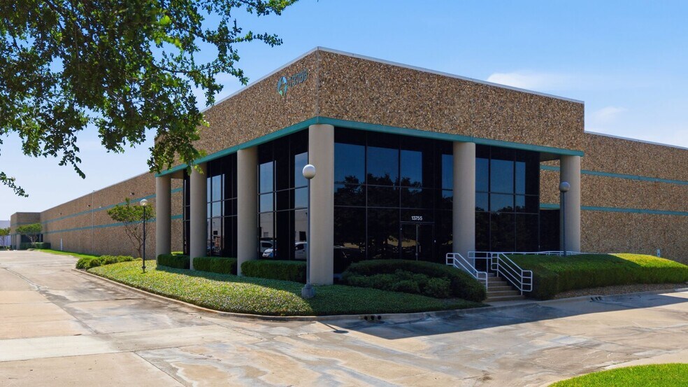 13755-13775 Benchmark Dr, Farmers Branch, TX à louer - Photo du bâtiment - Image 2 de 6