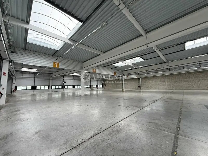 Flex in Ferrières-en-Brie for lease Interior Photo- Image 1 of 12