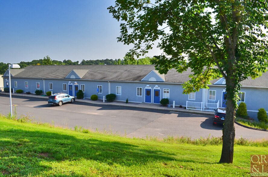 42 Ozick Dr, Durham, CT à louer - Photo du bâtiment - Image 3 de 4