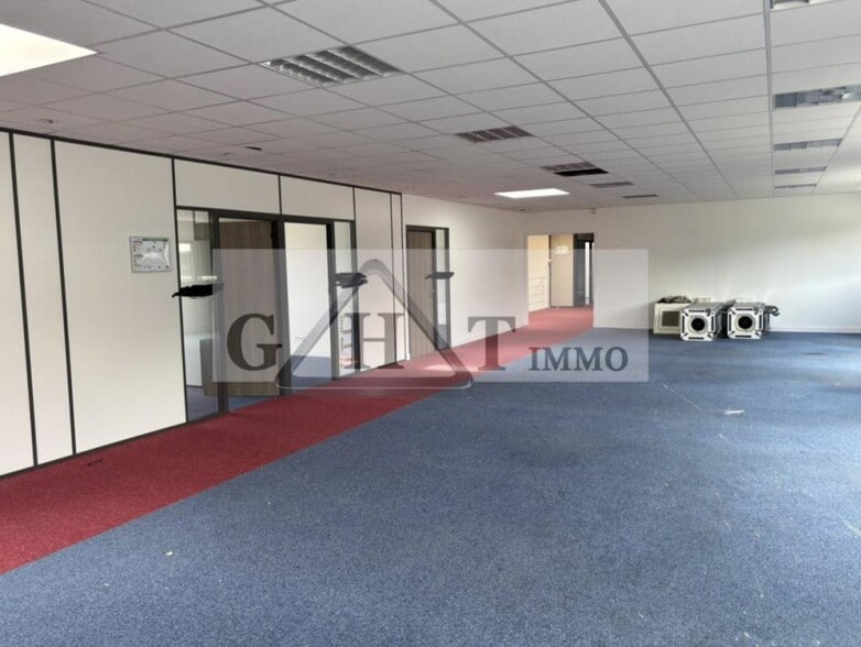 Retail in Buc for lease - Interior Photo - Image 2 of 3