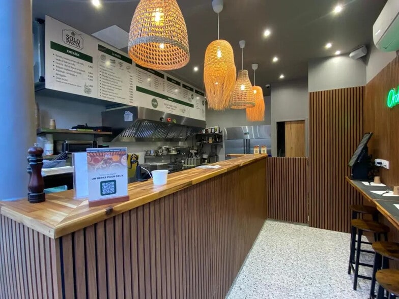 Retail in Paris for lease - Interior Photo - Image 2 of 5