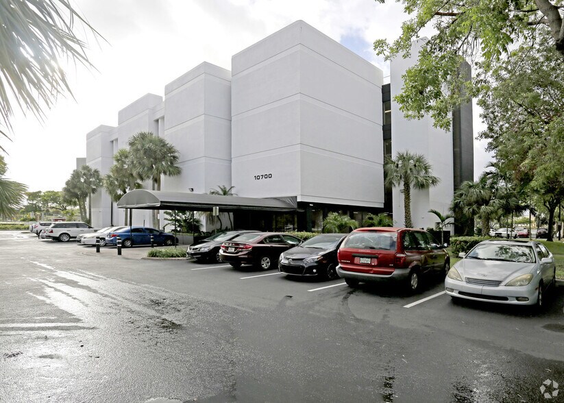 10700 Caribbean Blvd, Miami, FL à louer - Photo du bâtiment - Image 3 de 10