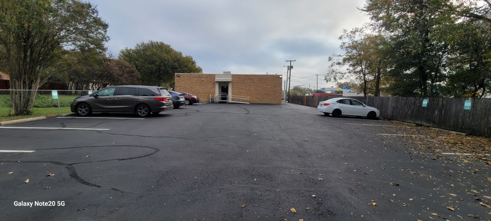 403-407 N Sylvania Ave, Fort Worth, TX for sale - Building Photo - Image 3 of 4