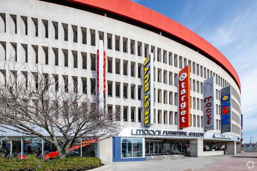 88-01 Queens Blvd, Elmhurst, NY for lease - Building Photo - Image 2 of 9