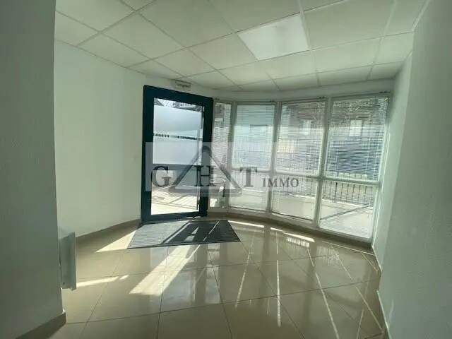 Retail in Alfortville for lease Lobby- Image 1 of 5