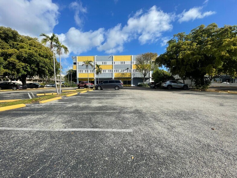 2020 NE 163rd St, North Miami Beach, FL à louer - Photo du bâtiment - Image 3 de 8