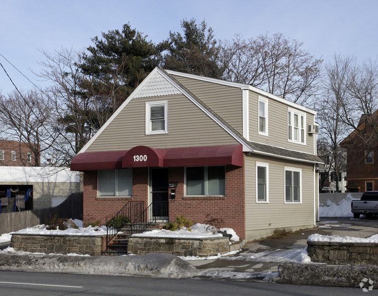 1300 Elmwood Ave, Cranston, RI for sale - Primary Photo - Image 1 of 1