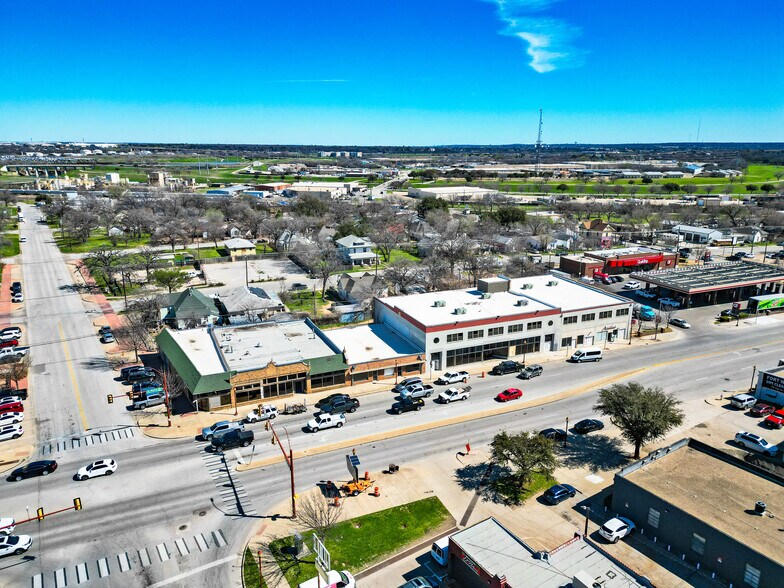 1332 N Main St, Fort Worth, TX à louer - Photo du bâtiment - Image 2 de 7