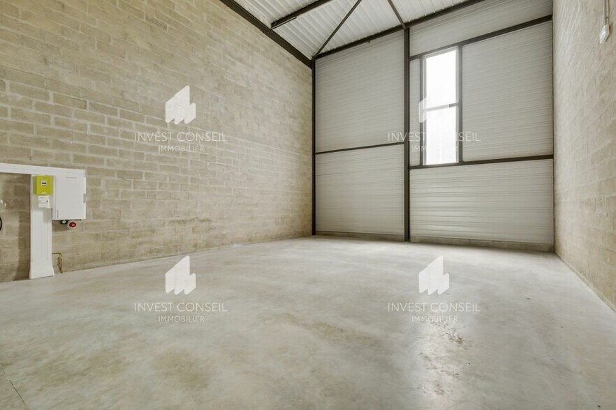 Flex in Persan for lease - Interior Photo - Image 2 of 7