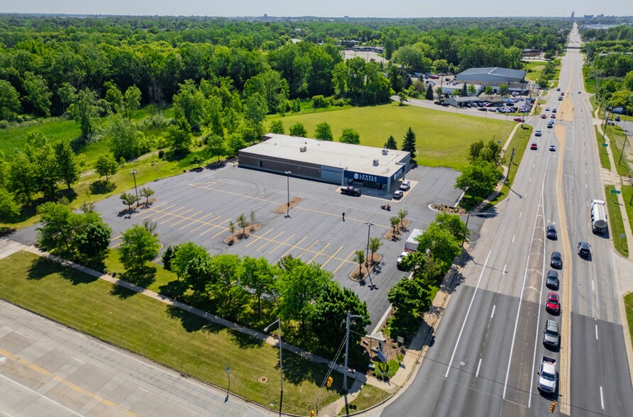 2060 Dixie Hwy, Waterford, MI à louer - Photo du bâtiment - Image 2 de 13