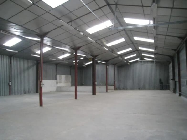 Flex in Gennevilliers for lease - Interior Photo - Image 1 of 4